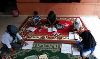 Guru SDN 4 Dungaliyo Gorontalo Datangi Rumah Siswa yang Tidak Punya Ponsel