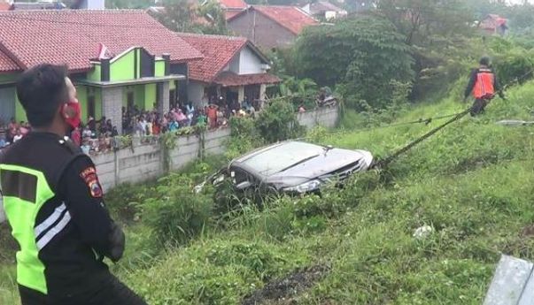 Mobil Meluncur dari Tol Adiwerna Tegal Akibat Genangan Air, Ini Pengakuan Pengendara