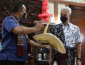 Raja Rote Kasih Kain Tenun dan Topi Ti’i Langga ke Ganjar: Terima Kasih Telah Jaga Warga NTT