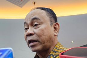 Tanggapi Isu Jokowi Pindah Partai, Budi Arie: Warnanya Tunggu