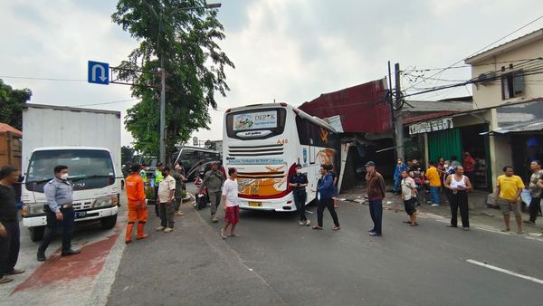 Bus Tabrak Dealer Mobil di Jatinegara, Satu Orang Pengendara Motor Jadi Korban