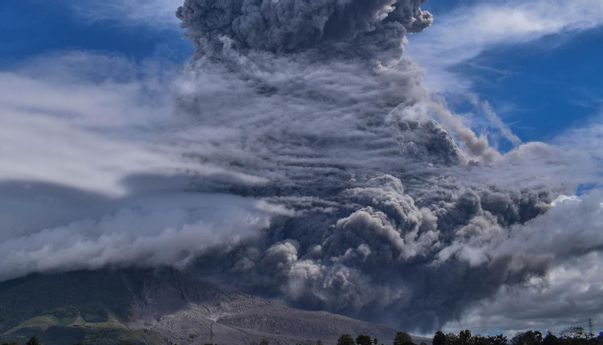 Berita Terkini: Tim TRC BPBD Gerak Cepat Bersihkan Sisa Abu Vulkanik Pascaerupsi Gunung Sinabung