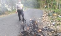 Kerja Hari Pertama, Kurir Ini Menangis Gegara Motor dan Paketnya Tiba-tiba Terbakar