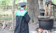 Viral Wisudawan Berlutut di Depan Tungku Miras Sebagai Bentuk Rasa Syukur