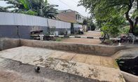 Geram! Banjir Tak Kunjung Ditangani, Warga Pondok Bambu Bangun Tembok Sepanjang 10 Meter hingga Tutupi Jalan