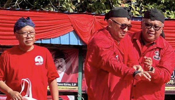 Berikan Jaket Partai ke Teten Masduki, Hasto PDIP: Beliau Juga Kader PDIP