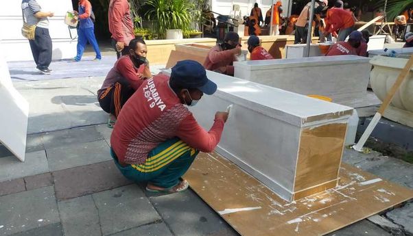 Ngerinya Kematian Akibat Corona di Surabaya, Bikin Peti Mati Saja Sampai di Balai Kota
