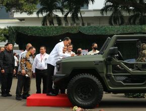 Pecahkan Kendi, Jokowi Resmikan Nama 