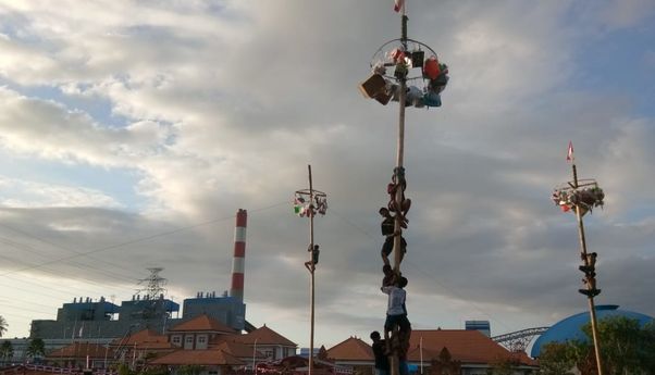 Ketika Wisman Asal Prancis Dihebohkan dengan Lomba Panjat Pinang di  Celukan Bawang Bali