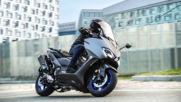 Inilah Harga dan Spesifikasi Yamaha TMAX DX Terbaru