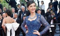 Penampilan Memukau Raline Shah Pakai Kebaya Biru di Cannes Film Festival 2023