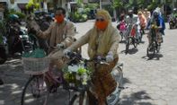Sah Menikah, 4 Pasang Pengantin Ini Keliling Kotagede Bersepeda