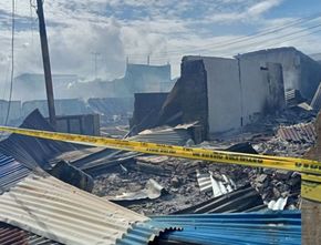 Kebakaran Melahap 18 Bangunan di Pasar Manokwari, Kerugian Mencapai Rp20 Miliar