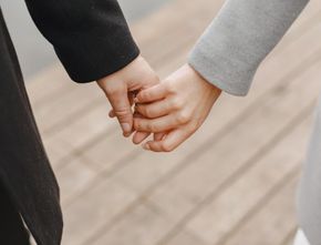 Pakar Bahasa Tubuh Ungkap Makna 8 Gaya Berpegangan Tangan dengan Pasangan