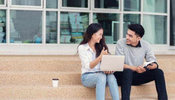 Tak Perlu Heran Lagi, Inilah 5 Tanda Seseorang Jatuh Cinta Kepada Kita