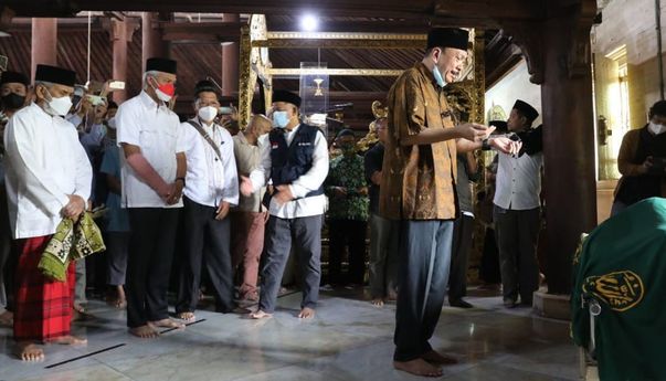 Ganjar Hadir Salati Jenazah Buya Syafii Maarif: Indonesia Kehilangan Bapak Bangsa yang Hebat