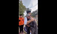Momen Haru Orangtua Korban Gempa Cianjur Menangis di Pelukan Ridwan Kamil Saat Memakamkan Anaknya