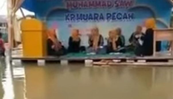 Viral! Tak Peduli Banjir, Acara Kasidahan Emak-emak di Bekasi Tetap Berjalan