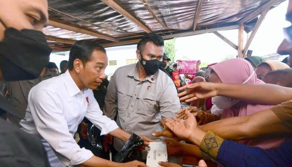 Kunjungi Pasar Sila NTB, Presiden Jokowi Bagikan BLT untuk Tambahan Modal Usaha