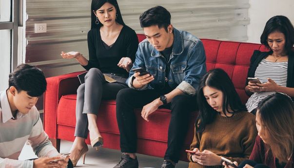 Cara Mudah Hentikan Kebiasaan Fokus Pada Gadget Saat Bersama Kekasih
