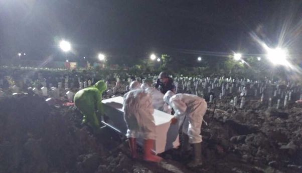 Kehidupan Petugas Pemakaman Jenazah Saat Covid-19 Mengganas di Surabaya