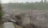 Viral Video Mobil Tiba-tiba Terseret Banjir Lahar Dingin Gunung Semeru