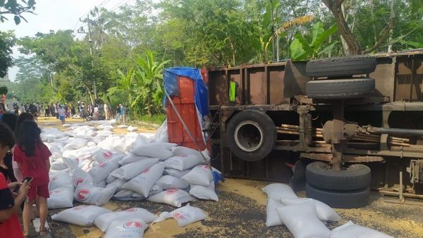 Berita Kecelakaan: Ban Pecah, Truk Gandeng Tabrak 3 Sepeda Motor di JLS Salatiga