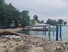 Sudin LH Kepulauan Seribu Angkut 250 Ton Sampah Kiriman dari Perairan Pulau Tidung