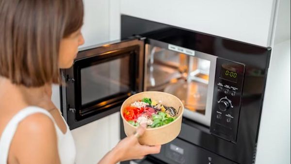 5 Makanan Ini Sebaiknya Tidak Dipanaskan Menggunakan Microwave