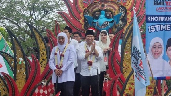 Pasangan Khofifah-Emil Daftar ke KPUD Jatim Diarak Kirab Budaya