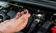 Waspada! Ini Ciri Oli Mesin Mobil Berkurang saat Perjalanan Mudik