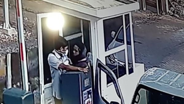 Pengendara Mobil Pukul Penjaga Loket Parkir di Makassar Viral