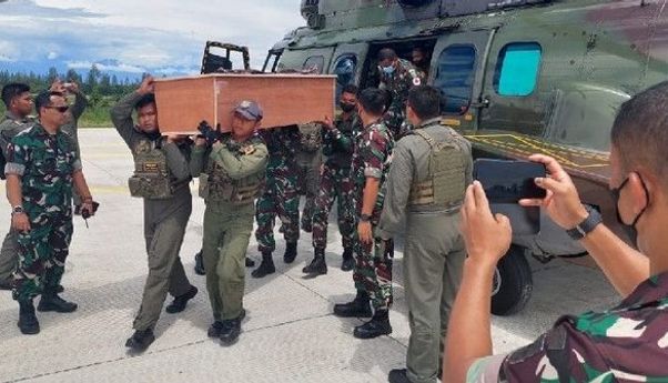 Evakuasi Tiga Jenazah Prajurit TNI yang Tewas Akibat Tertembak Kelompok Sipil Bersenjata di Papua