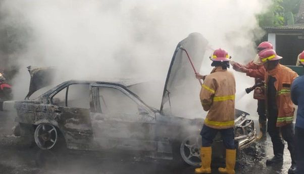 Terbaru: Sebelum Terbakar Habis di Ringroad Gamping, Mobil BMW Lakukan 'Drifting'