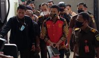 Penampakan Ferdy Sambo Jalani Sidang Perdana: Pakai Baju Batik Sembari Genggam Buku Hitam