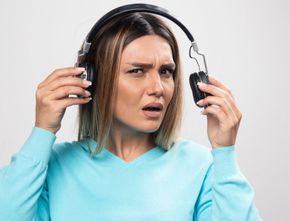 Awas! Pakai Headphone dengan Volume Tinggi Terlalu Lama Bisa Merusak Telinga
