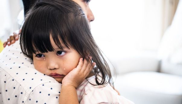 Anak Cengeng dan Rewel? Jangan Panik! Begini Cara Mengatasinya