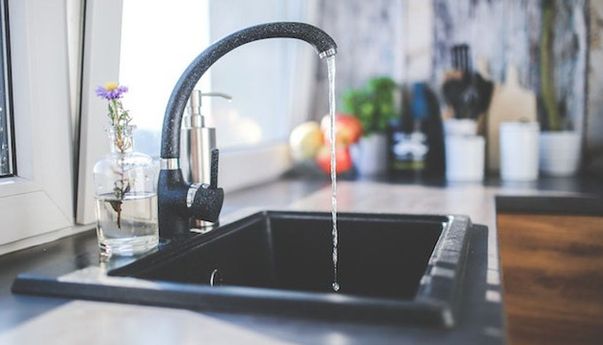 Beberapa Langkah Mudah Bersihkan Wastafel Dapur Stainless Steel Agar Tak Berkerak