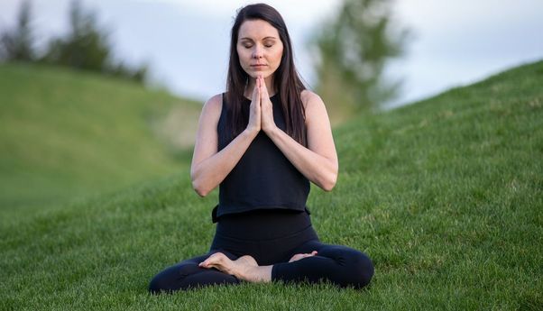 5 Alasan Yoga Bisa Bantu Sembuhkan Trauma, di Antaranya Bikin Anda Lebih Aware pada Diri Sendiri