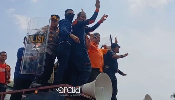 Habiburokhman Dilempari Botol Air Mineral Saat Temui Demontran di Depan Gedung DPR