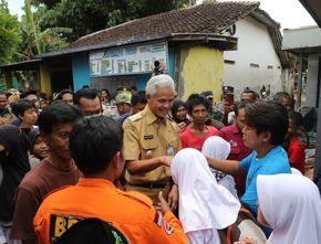 Ganjar Pranowo Tinjau Banjir di Brebes, Bawa Bantuan untuk Anak Sekolah