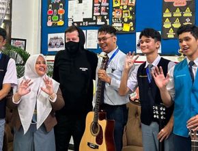 Alan Walker Datangi SMA Al-Azhar di Medan untuk Temui Guru dan Siswa yang Viral Nyanyikan Lagunya