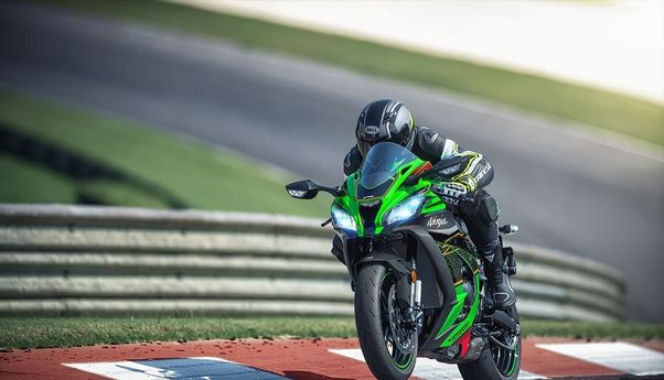 Jalan-Jalan Bareng Pasangan dengan New Ninja ZX-10 R yang Ramah Di Jalanan