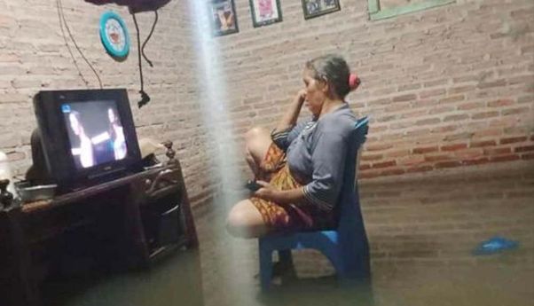 Seorang Nenek Asik Nonton Sinetron Walau Rumahnya Terendam Banjir, Netizen: “Tetep Santuy”