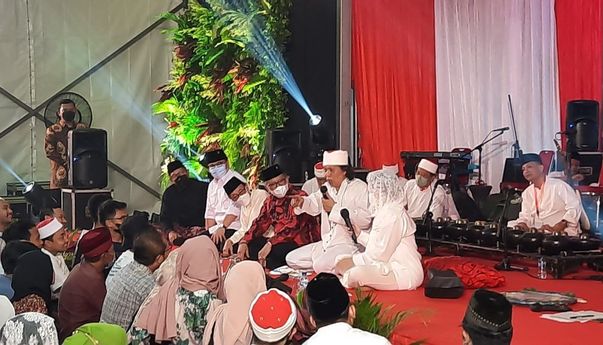 Bikin Heboh Kandang PDIP! Cak Nun di Depan Puan Maharani dan Hasto: Presiden Saat Ini Belum Tepat
