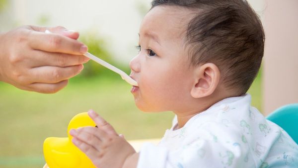 Benarkah Terlalu Banyak Makan Sayur dan Buah Bisa Sebabkan Bayi Sembelit?