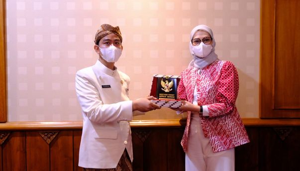 Staf Khusus Presiden Terbang ke Solo Temui Gibran Rakabuming, Bawa Pesan Jokowi?