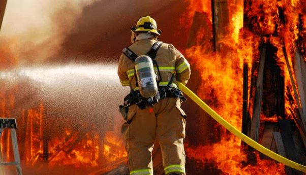 Peralatan Pemadam Kebakaran yang Wajib dan Melekat pada Petugas Damkar