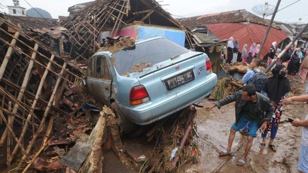 Mengerikan! Banjir Bandang Sukabumi Renggut Dua Nyawa dan Rendam Pabrik Aqua