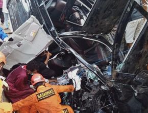 Kecelakaan di Jogja: Avanza Tabrak Pohon di Jalan Parangtritis, Bodi Ringsek, Sopir Terjepit